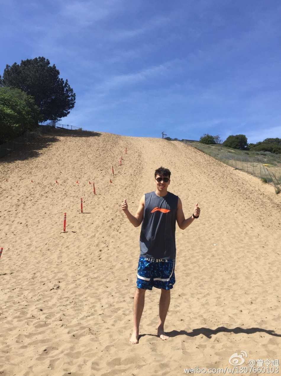 回到CBA赛场的曾令旭眼神更加坚毅，他在突破中直面防守，将美国特训的成果转化为赛场上一次次犀利的进攻，与富兰克林并肩作战