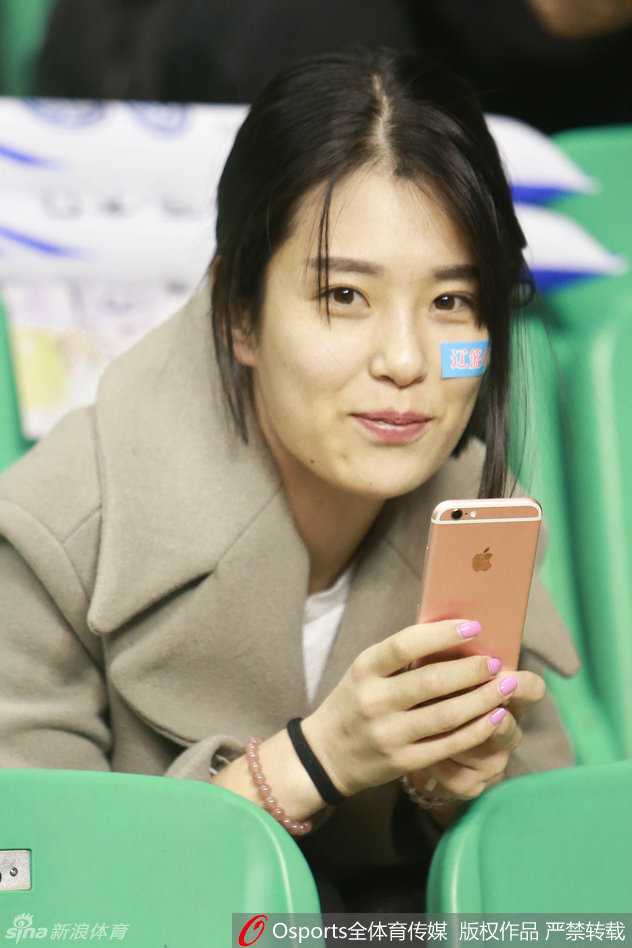 比赛结束后，一位辽宁女球迷神情落寞，眼中含泪，她用手托着下巴，久久不愿离去，仿佛还在回味这场令人心碎的失利。