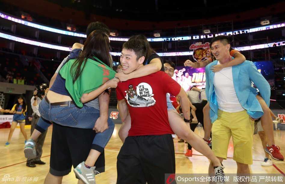 动感的音乐点燃全场，受邀前来的乐队倾情助阵，用充满激情的演奏为嘉年华增添了热烈的节日气氛，球迷们随着节奏挥舞着手中的充气棒。