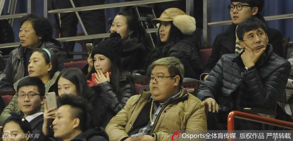 郭爸爸表情严肃地注视着球场，作为曾经引导郭艾伦走上篮球之路的领路人，他的眼神里既有父亲的慈爱，也有对儿子表现的严格要求。