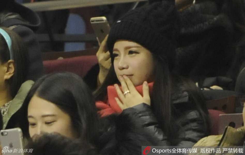 王俪婷与郭妈妈并肩而坐，两人神情同步地关注着场上的局势，如同母女般亲密，这温馨的一幕也印证了王俪婷早已融入郭家的生活。