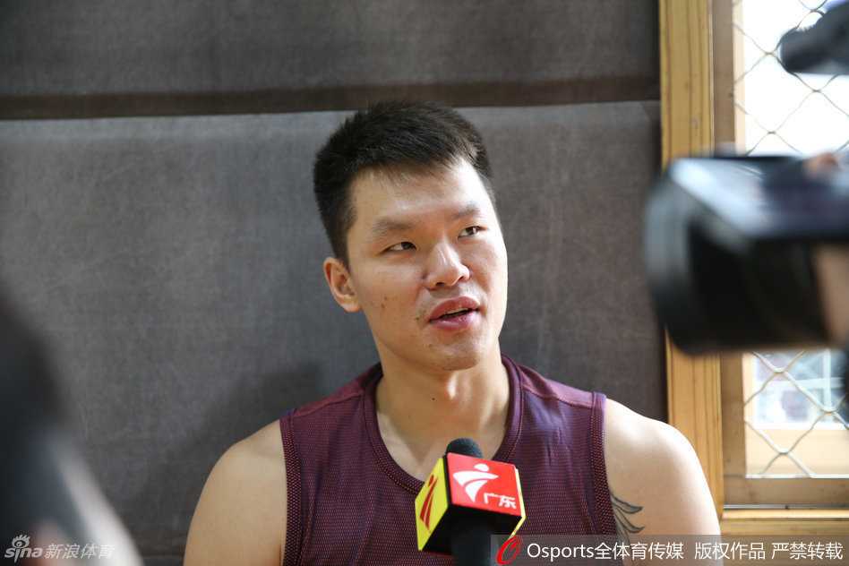 刚刚完成一组高强度投篮的孙悦，坐在场边大口喘着粗气，但眼神中依然带着一丝顽皮。面对队友的镜头，他毫无顾忌地吐舌卖萌，搞怪的表情与他2米05的大个子形成巨大反差。