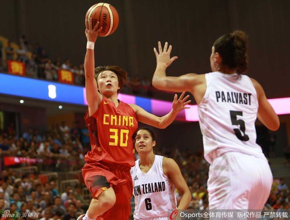 进攻得手后，场边的教练组成员向场上队员竖起大拇指，这不仅是鼓励，更是对团队执行力的高度认可。