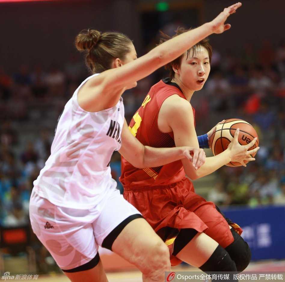 马赫教练在场边神色专注地指挥战术，对于这支年轻的队伍，他倾注了全部心血，追求每一个细节的完美。