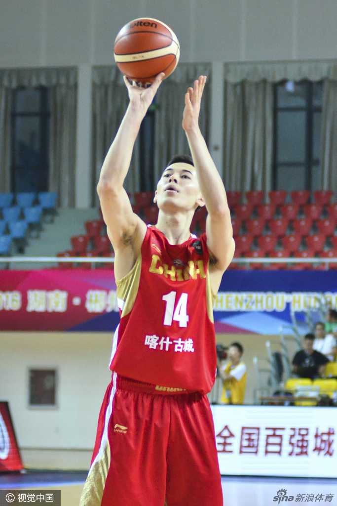 又是周琦，面对两人包夹强行突破，巨大的步幅让他像一辆重型坦克般碾入禁区，虽然对手奋力封堵，但已无法阻挡他前进的步伐。