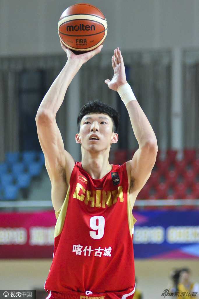 年轻的周琦在场上仰天长啸，这场大胜是他成长路上的又一座里程碑，未来中国篮球的内线脊梁正在这样的淬炼中变得坚硬。