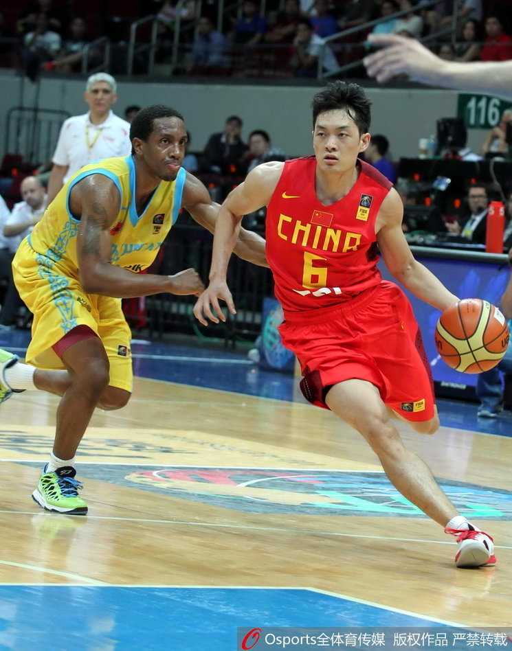 王仕鹏在三分线外虚晃一枪，晃开哈萨克斯坦的防守人后，稳稳地出手投篮，眼神中透露出杀手本色。