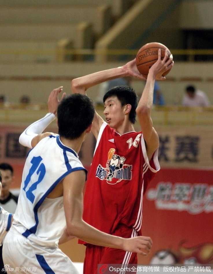 稚气未脱却眼神坚毅的少年们，在2011年U16训练赛决赛中奋力拼抢，每一次篮板球的争抢都是对未来的宣誓。