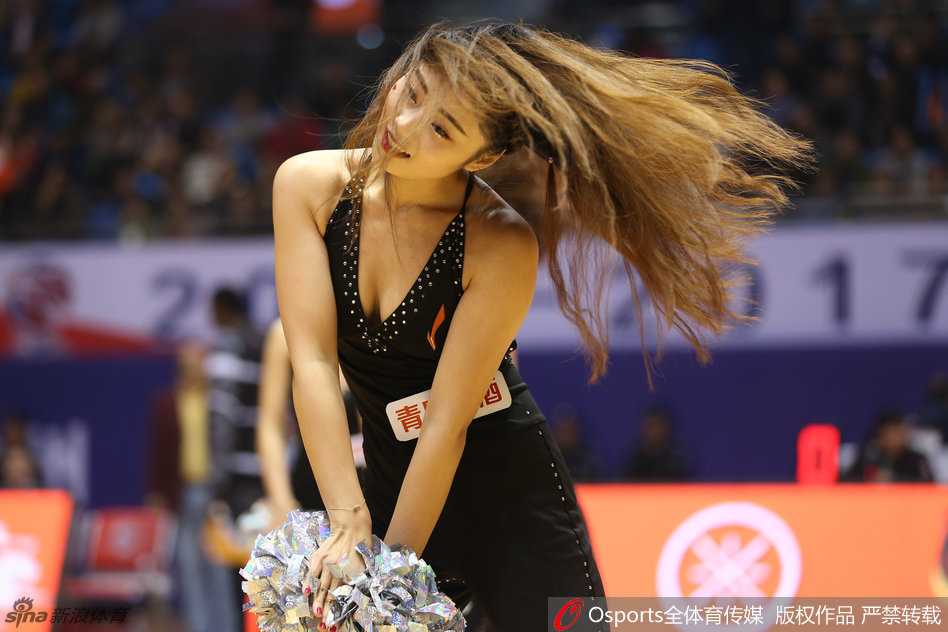 队员跳跃瞬间，身姿轻盈，充满青春气息