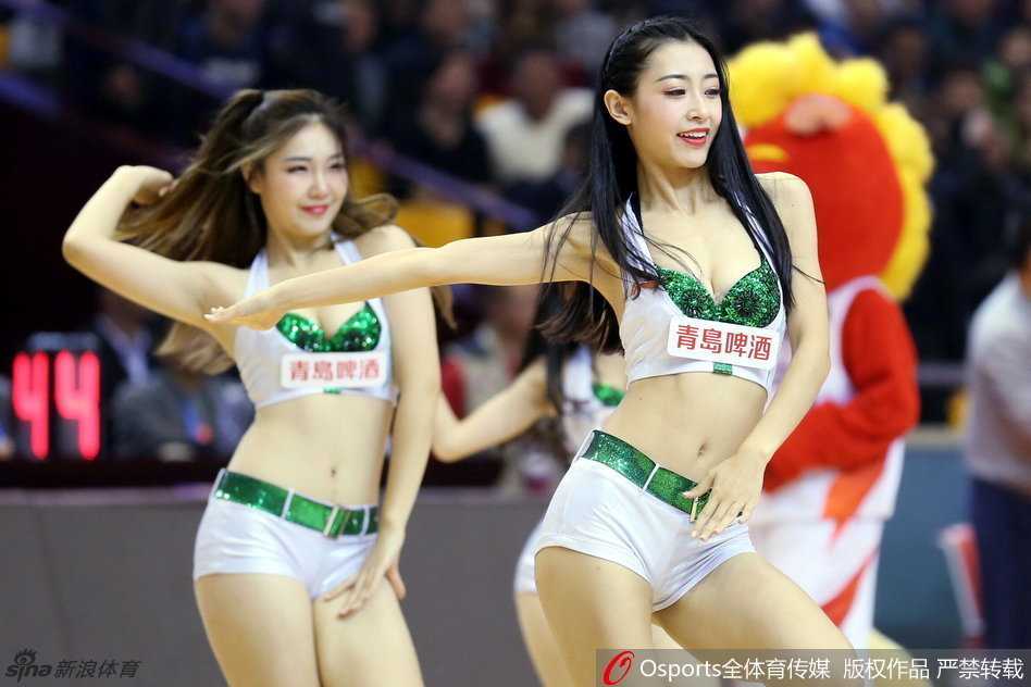 队员扭动腰肢，长发飞扬，展现出无限活力