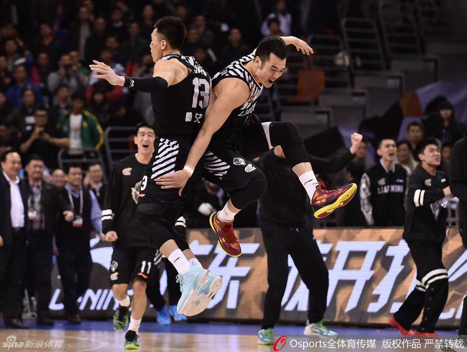 核心后卫郭艾伦在命中关键球后，忘情地张开双臂高高跃起，整个身体在空中舒展，如同翱翔的雄鹰，他的脸上写满了属于东北汉子的骄傲与倔强。