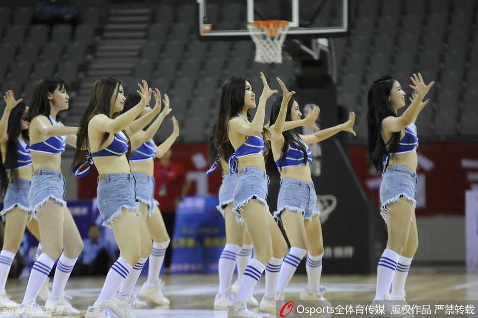 篮球宝贝们展现出完美的婀娜身姿，在力量与柔美的结合中，定格了2016年沈阳精英赛的最美瞬间