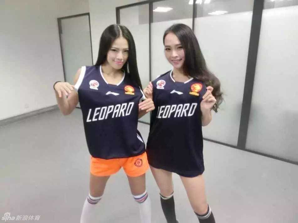 炫舞团成员晓华在后台对镜自拍，紧身背心短裤勾勒出迷人腰身，随意中透着经过千锤百炼的舞者身材美感。