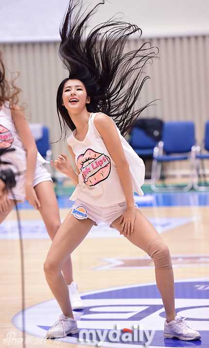 镜头拉近，这位拥有精致“雕刻脸”的啦啦队员正随着音乐扭动腰肢，超短裙摆随着动作轻轻飘起，甜美的笑容与她火辣的身材形成强烈反差。