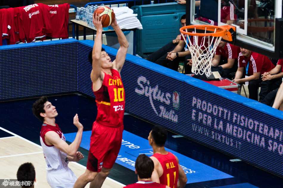 周鹏高高跃起，在多名土耳其球员的头顶将篮板球稳稳摘下，展现了锋线上的强硬与拼劲