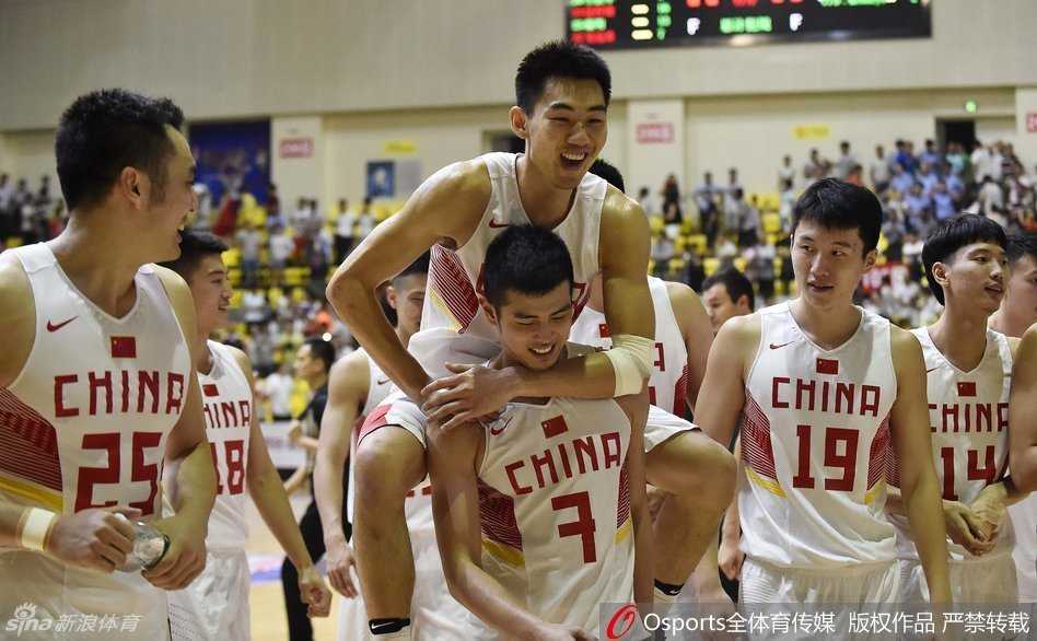 获胜一刻，国奥队员们紧紧相拥，脸上洋溢着灿烂笑容，共同庆祝这场用汗水换来的宝贵胜利。