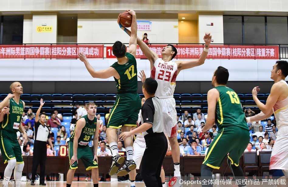 沈梓捷如大鹏展翅，双手擎天，以一记势大力沉的单手劈扣终结进攻，尽显内线猛兽本色。