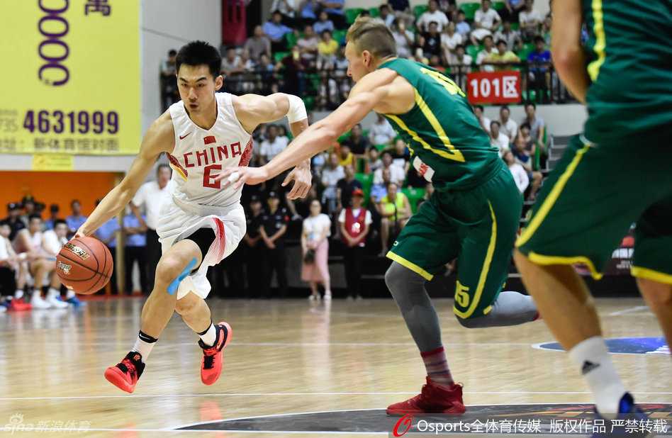 开场哨声响起瞬间，双方中圈跳球，沈梓捷与对手高高跃起，犹如雄鹰争夺领空权，比赛一触即发。