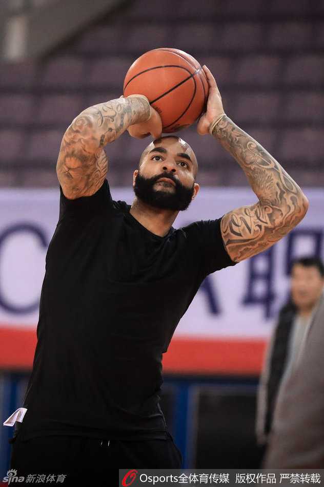 广东队核心易建联在热身时神情严峻，目光如炬，正拉伸筋骨为即将到来的恶战做最后的准备，浑身散发着领袖气质。