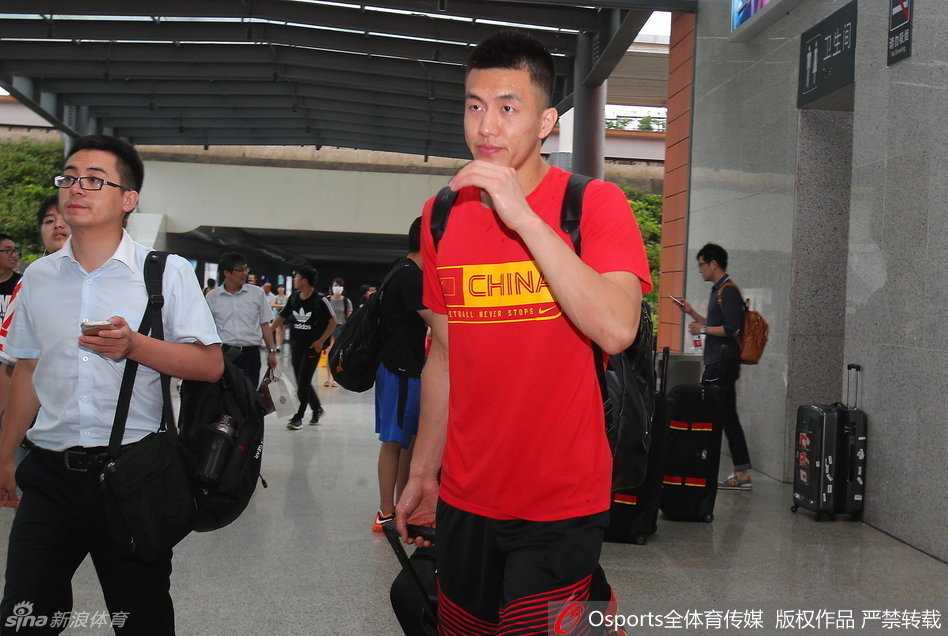 丁彦雨航持球突破，面对法国队高大内线的补防，眼神中充满无所畏惧的斗志