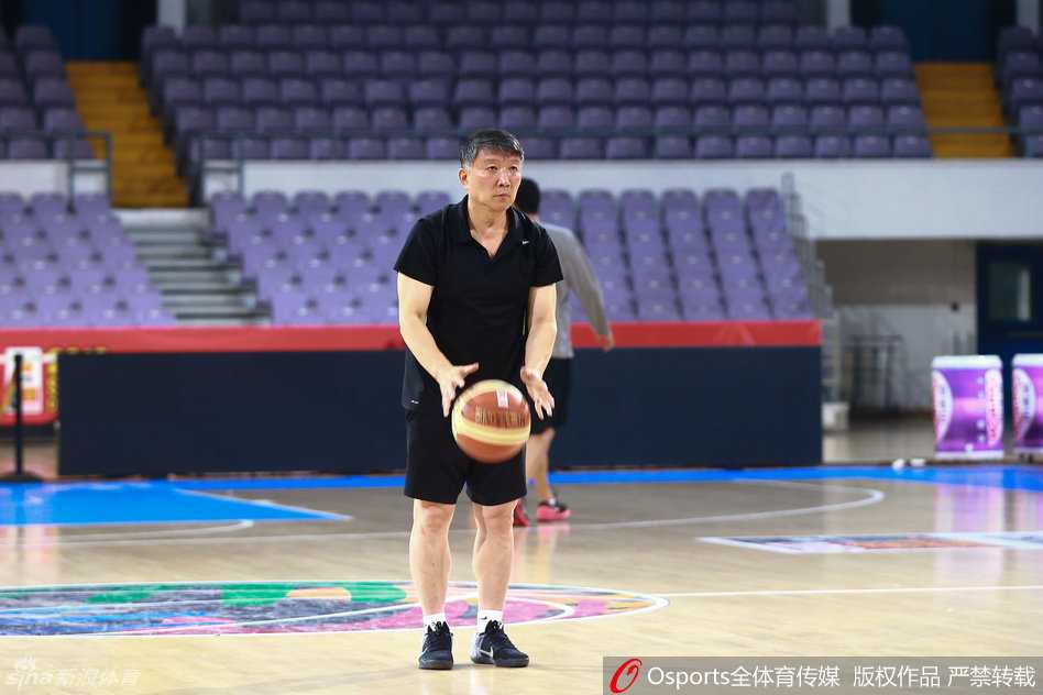 主帅宫鲁鸣身先士卒，亲自为队员示范技术动作，神情专注且专业