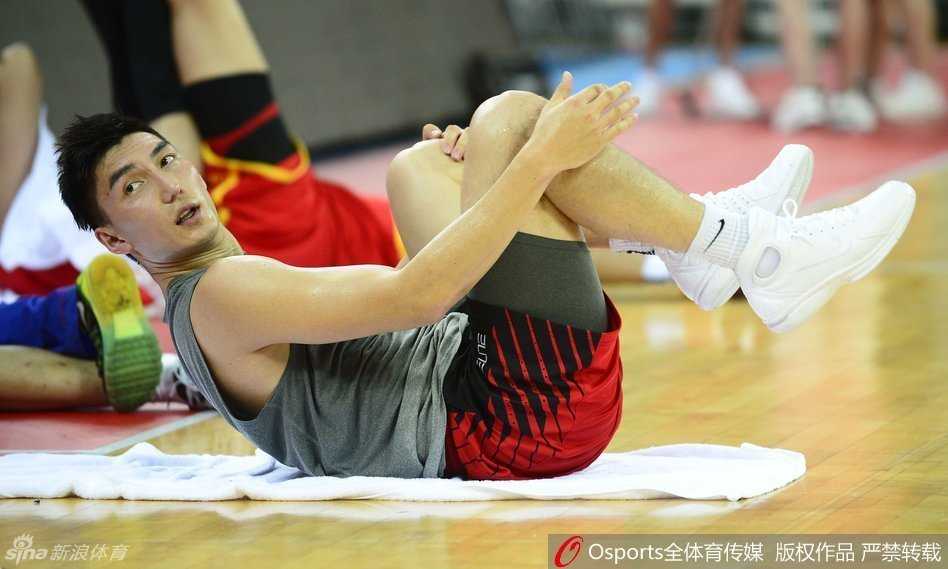 队长周鹏稳稳出手命中投篮，他的表情沉着而冷静，作为球队的定海神针，他的每一次得分都至关重要。