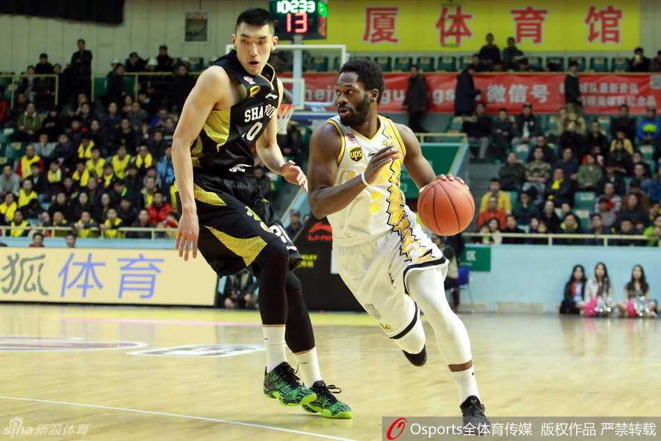 李林双手紧抓篮筐，身体在空中呈反弓形，完成了一次势大力沉的单手劈扣