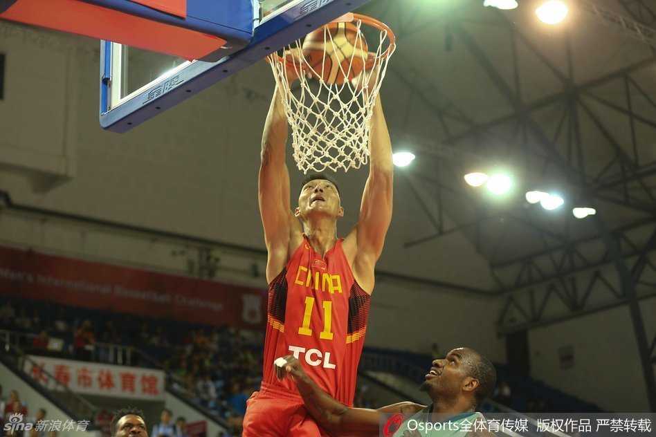易建联犹如天神下凡，在防守队员头顶完成势大力沉的双手暴扣，整个篮架都在颤抖。