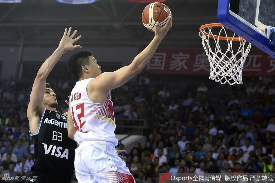 易建联在挡拆后顺下接球，面对补防球员，高高跃起，以一记泰山压顶般的暴扣终结进攻，全场沸腾。