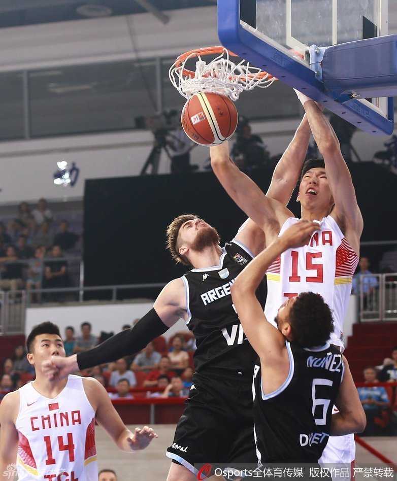 周琦在快攻中接球，面对防守人腾空而起，上演单手劈扣，眼神中透露出罕见的凶狠与霸气。