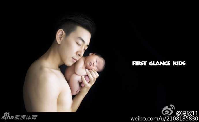 大手牵小手，冯欣与宝贝的背影构成了父亲节里最温馨的画面，仿佛在诉说无论赛场多远，家永远是港湾。