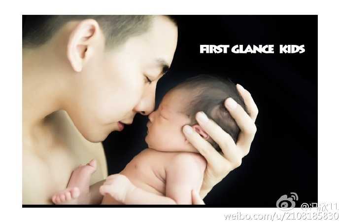 身披战袍的冯欣在赛场上眼神坚毅，即使汗水浸透球衣，也挡不住他指挥若定的大将风范。