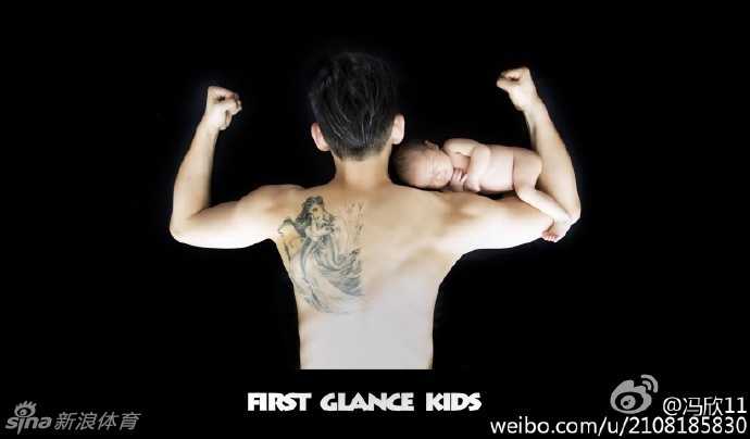 休闲时光里的冯欣抱着宝贝，眼神里褪去赛场的锋芒，只剩下属于父亲的宠溺与温柔。