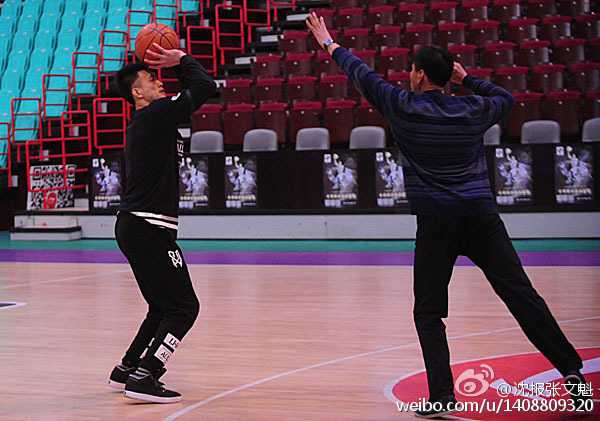 攻防转换间，郭艾伦利用灵活的脚步试图突破老爸的防线，而老爸则死死卡住身位，这一瞬间，时间仿佛倒流回了那个在辽阳老家的旧球场上。