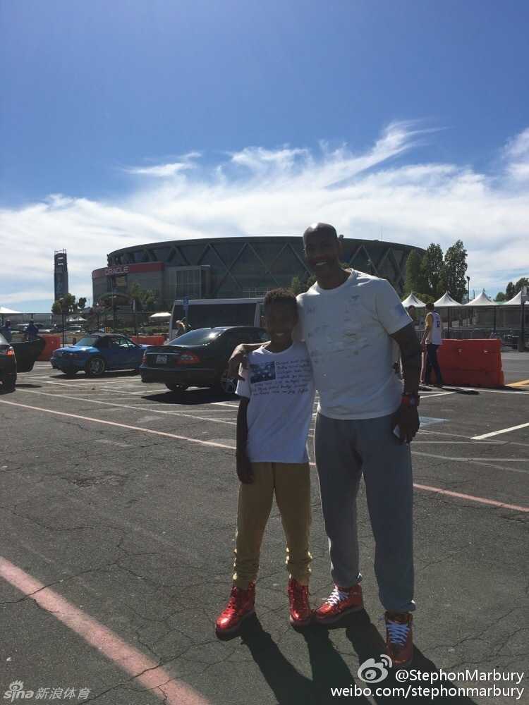 比赛即将开始，父子俩终于找到了自己的座位，小马稳稳坐好，脸上依然挂着灿烂的笑容，而马布里则深情地望着镜头，仿佛在用眼神告诉远方的亲朋好友：这一刻，很美好，这趟旅程，很值得。