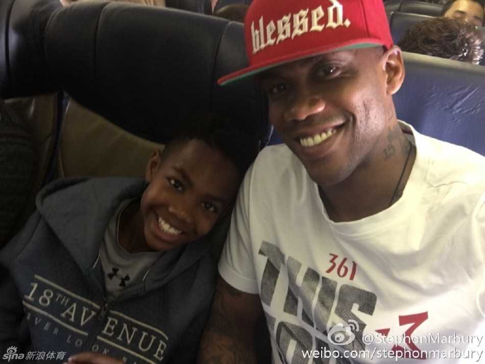 在甲骨文球馆的入场口，马布里举起手中的球票，脸上带着标志性的微笑，仿佛在向世界宣布：总决赛抢七，我们来了！身旁的儿子则目不转睛地盯着球场入口，迫不及待想要冲进去。