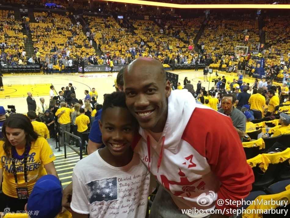 马布里身穿休闲装，脸上洋溢着慈父般的笑容，他紧紧搂着儿子的肩膀，在前往甲骨文球馆的路上留下温馨合影，小马的眼神里充满了对即将到来的比赛的无限憧憬。