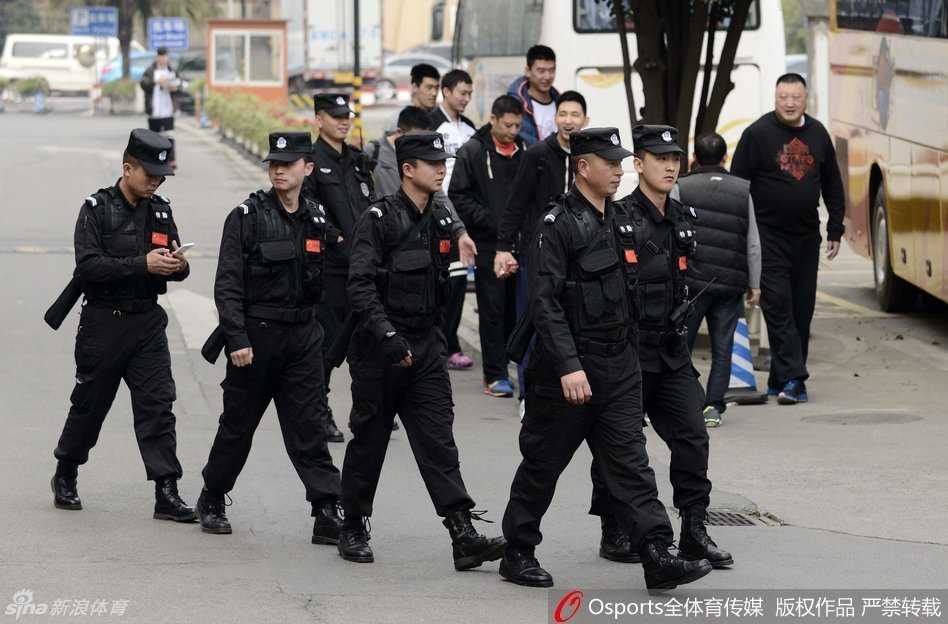 四川男篮训练结束后返回酒店，在大堂与执勤人员相遇。球队上下秩序井然，以积极的心态迎接即将到来的总决赛关键战役。
