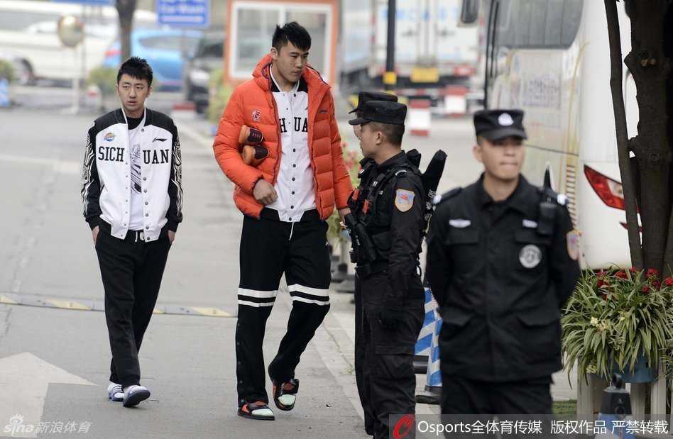 多名特警在四川队下榻酒店及训练场馆周边进行高密度巡逻，警灯闪烁，确保总决赛后续赛事环境的绝对安全与秩序。