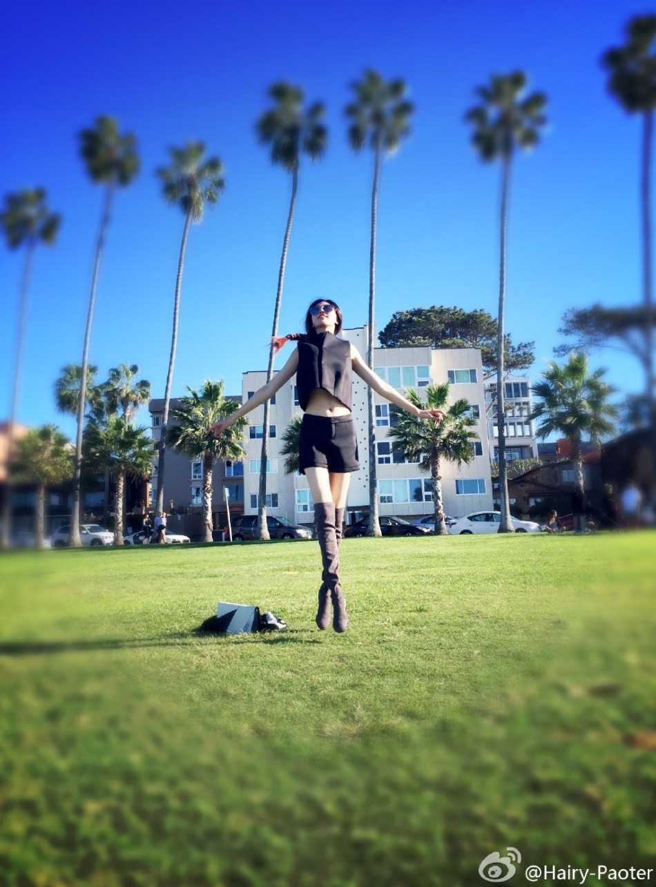 李跑以简约时尚的装扮出镜，精致的五官在光影下显得立体深邃，眼神中透露出知性与自信的魅力。