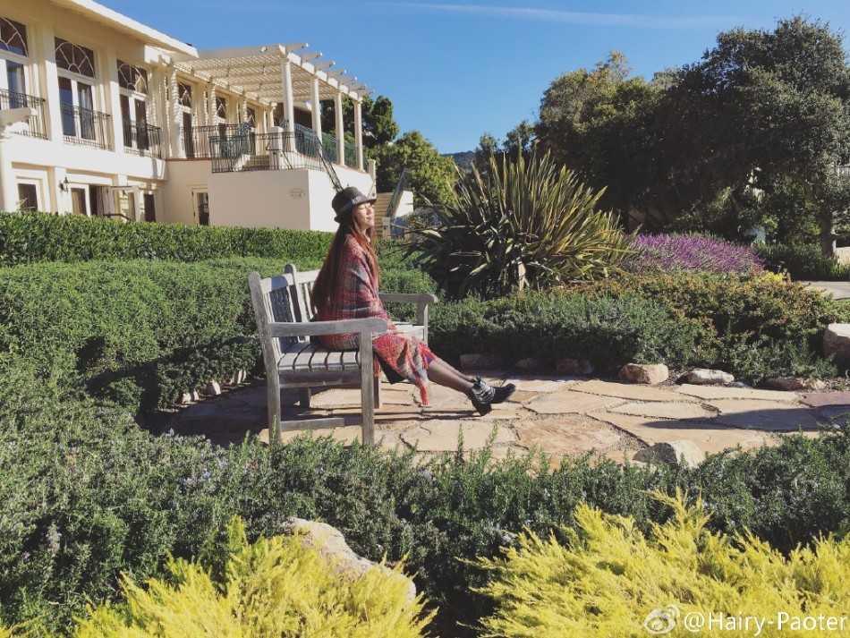 李跑回眸瞬间被抓拍，飘逸的发丝与自信的眼神充满故事感，完美诠释了现代女性的独立与柔美。