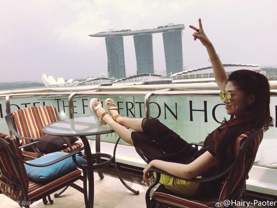 在极具特色的建筑前，李跑轻松秀出一双逆天长腿，身姿轻盈气质出众，引得路人纷纷侧目