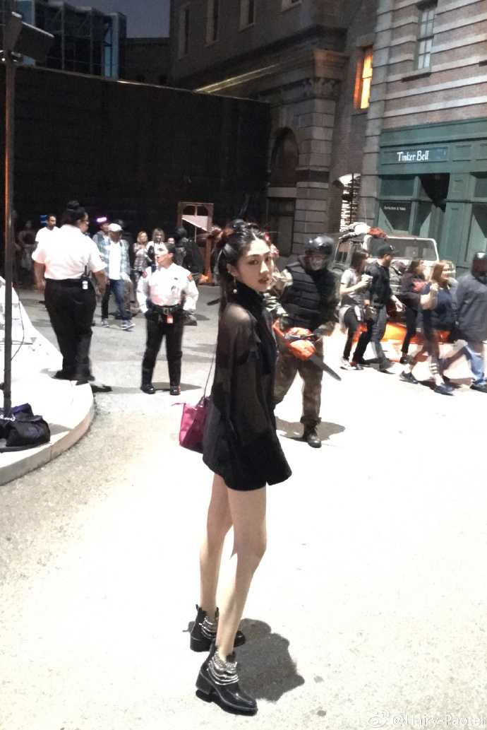 王仕鹏与爱妻李跑面对镜头露出灿烂笑容，王仕鹏一身休闲装扮显得十分随和，而身边的李跑则歪着头依偎在老公身边，眼神中满是爱意与崇拜，甜蜜指数爆表。