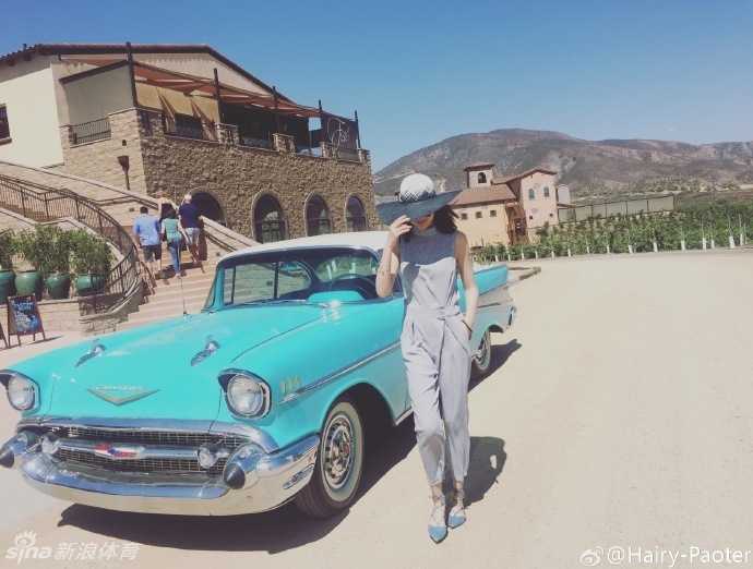 在充满童话色彩的旋转木马前，李跑身着休闲装束，脸上洋溢着灿烂的笑容，这一刻她仿佛找回了少女时代的纯真与快乐。