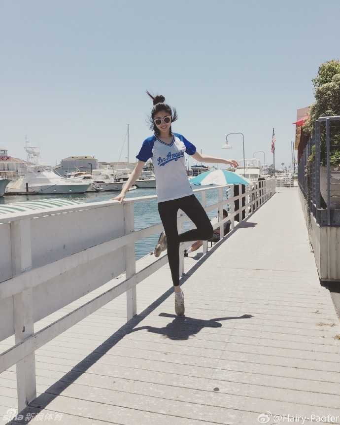 在一家格调高雅的西餐厅里，李跑对着镜头优雅举杯，面前摆放着精致的菜肴和一杯色泽金黄的美酒，记录下这美食与美酒相伴的惬意时刻。