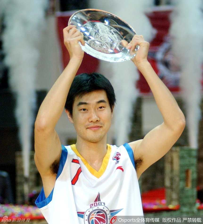 年轻时的王仕鹏身披中国队战袍，眼神坚毅地持球突破，充满青春朝气