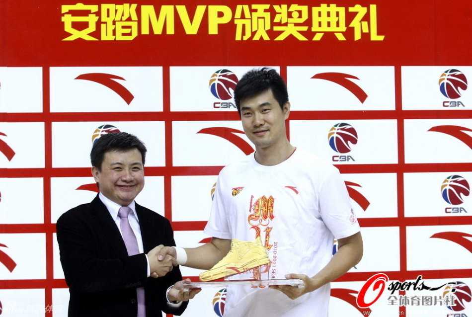 年轻的王仕鹏与队友们身穿红色冠军T恤，在漫天彩带中忘情庆祝胜利