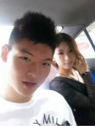 轻松惬意的私下时光，王哲林做出搞怪表情，展现出球场硬汉之外的邻家大男孩一面