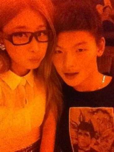 王哲林手持篮球眼神专注，即便在休闲场合也难掩对篮球的热爱，身体姿态仍保持着运动员的本能