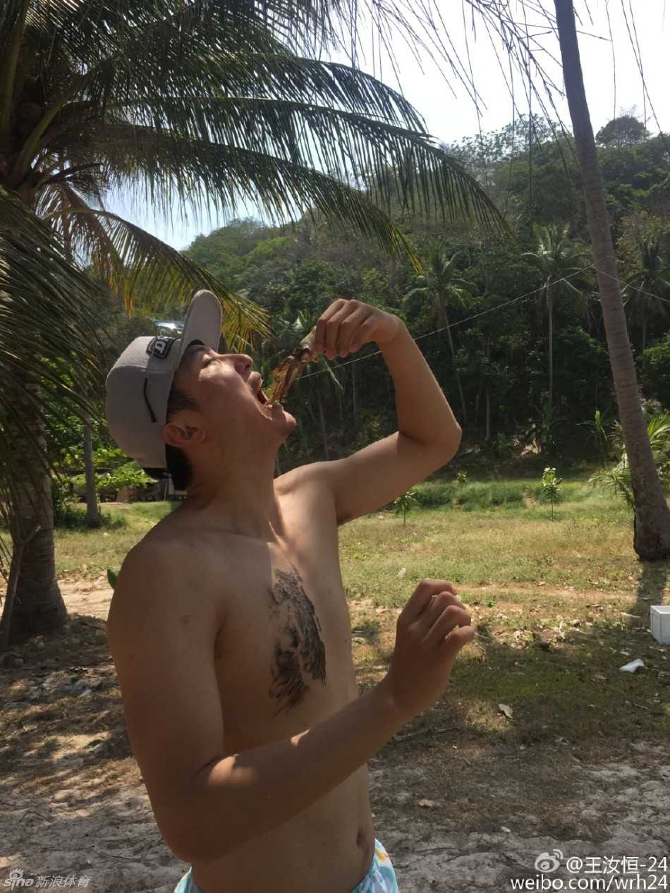 王汝恒与女友在沙滩亲密合影，身后是碧蓝大海和椰树，两人笑容灿烂甜蜜